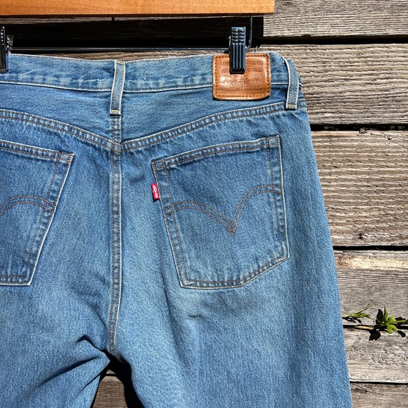 Levi’s Wedgie Straight Jean in Medium blue wash: Size W32 L25 - Picture 3 of 8